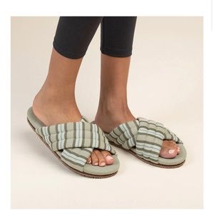 NWT Feelgoodz Quilted Cross Strap Slipper